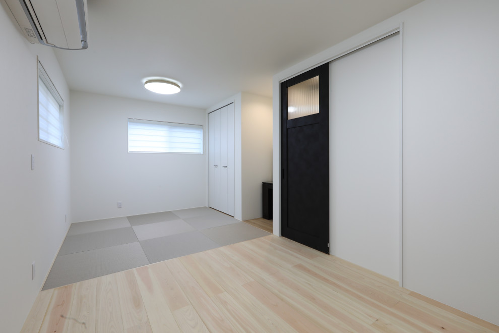 Источник вдохновения для домашнего уюта: изолированная комната для игр среднего размера в стиле модернизм с белыми стенами, татами и серым полом без телевизора