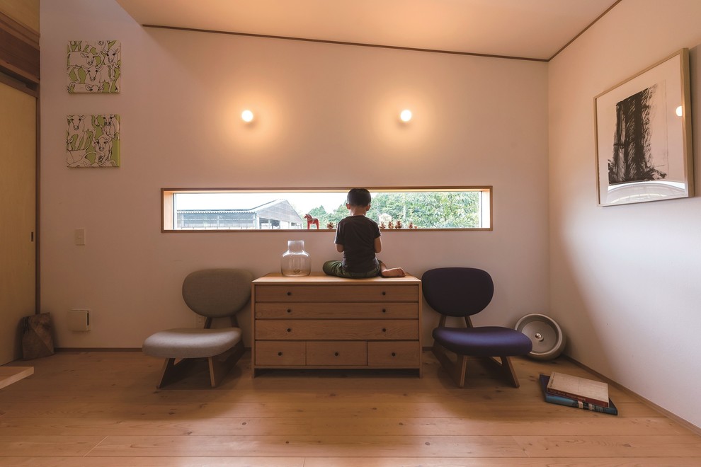 Diseño de sala de estar abierta escandinava pequeña sin televisor con paredes blancas, suelo de madera clara, estufa de leña, marco de chimenea de ladrillo y suelo blanco