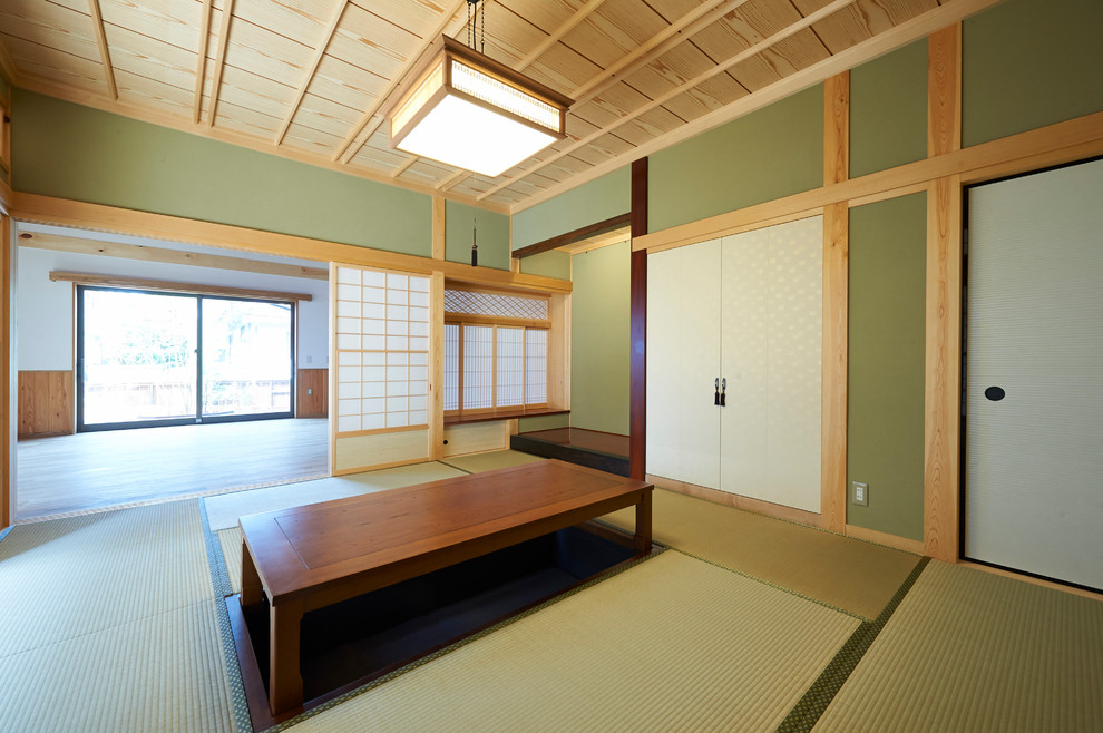 Imagen de sala de estar de estilo zen con paredes verdes, tatami y suelo verde