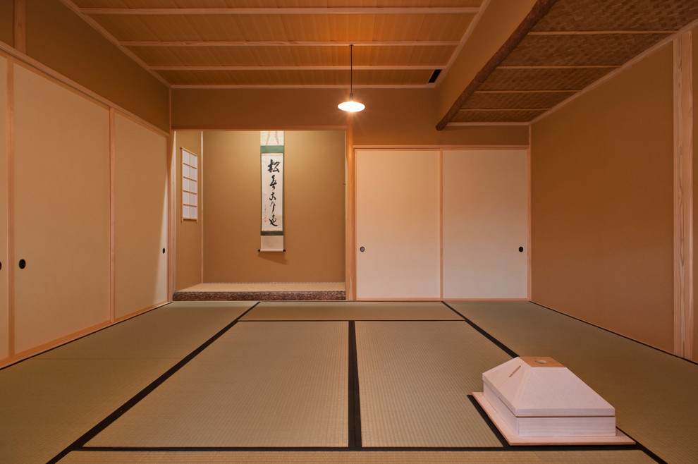 Cette photo montre une salle de séjour asiatique avec un mur beige, aucune cheminée, aucun téléviseur et un sol de tatami.