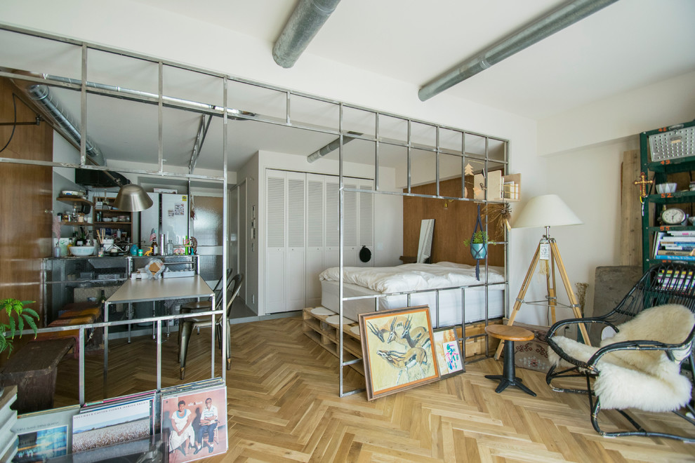 Industrial Wohnzimmer mit weißer Wandfarbe, hellem Holzboden und beigem Boden in Tokio