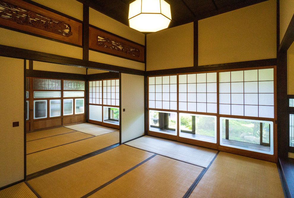 Ejemplo de sala de estar asiática con paredes marrones, tatami y suelo marrón