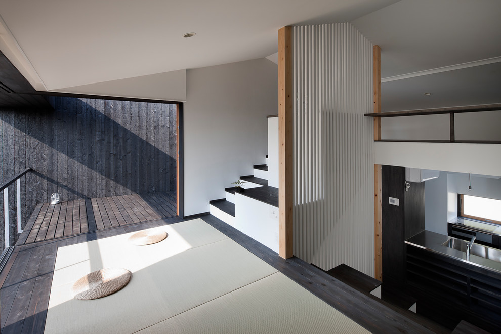 Diseño de sala de estar contemporánea con paredes blancas, suelo marrón y tatami