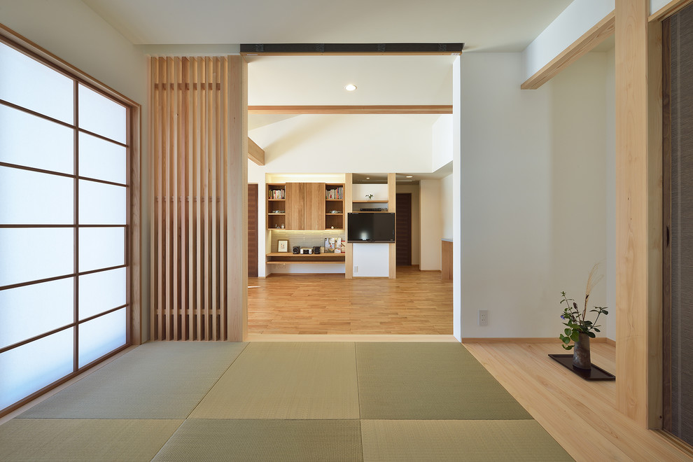 Foto de sala de estar cerrada asiática sin televisor con paredes blancas, tatami y suelo verde