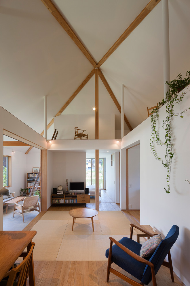 Inspiration pour une salle de séjour design avec un mur blanc, un sol de tatami, un téléviseur indépendant et un sol marron.