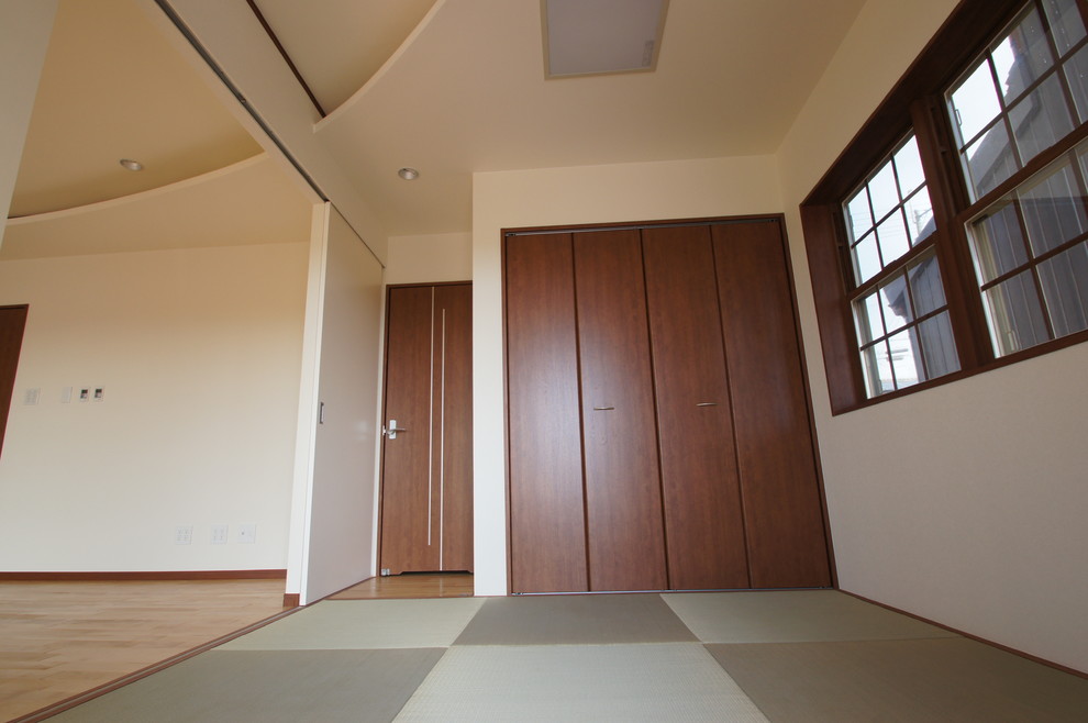 Foto på ett vintage allrum, med vita väggar, tatamigolv och beiget golv