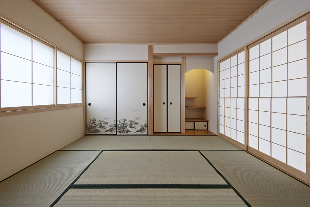 Idee per un soggiorno etnico con pareti beige, nessun camino, nessuna TV e pavimento in tatami