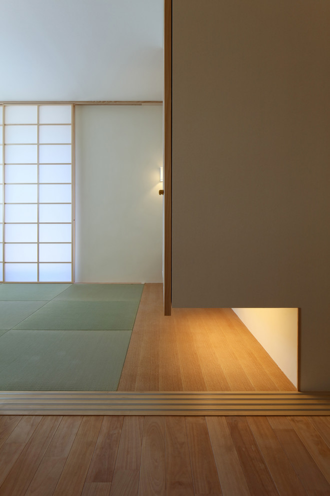 Ispirazione per un soggiorno moderno aperto e di medie dimensioni con pareti bianche, pavimento in tatami, nessun camino e nessuna TV
