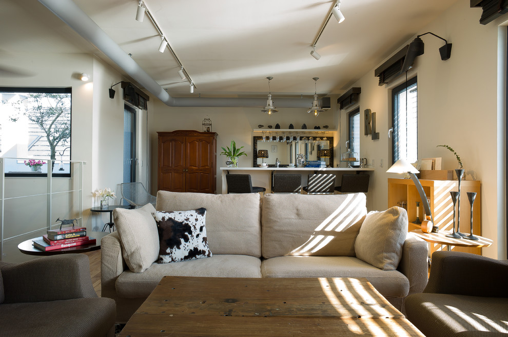 Imagen de sala de estar abierta retro con paredes blancas, suelo de madera en tonos medios y suelo marrón
