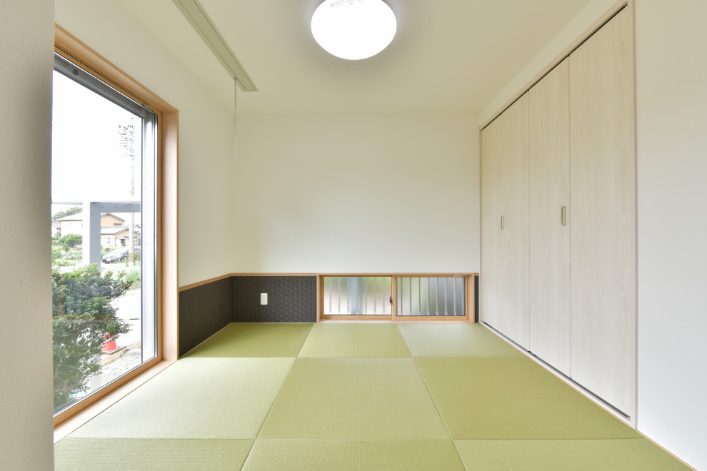 Foto di un piccolo soggiorno etnico aperto con pareti grigie, pavimento in tatami, nessuna TV, pavimento verde, soffitto in carta da parati e carta da parati