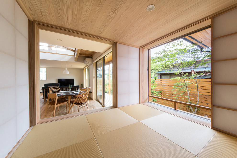 Idée de décoration pour une salle de séjour asiatique ouverte avec un sol de tatami et un sol marron.