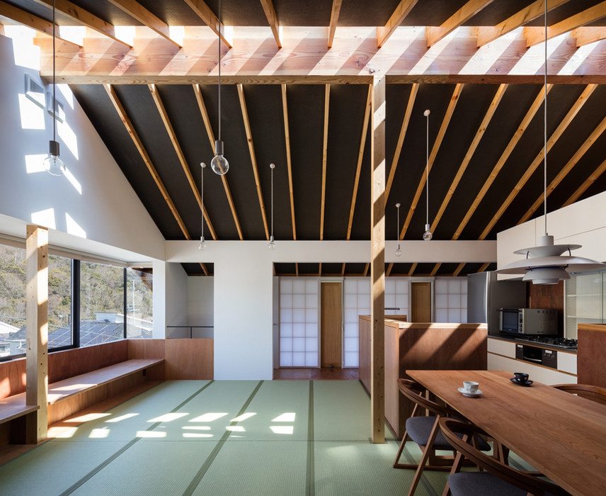 Mittelgroßes, Offenes Asiatisches Wohnzimmer ohne Kamin mit weißer Wandfarbe, Tatami-Boden, freistehendem TV und grünem Boden in Osaka
