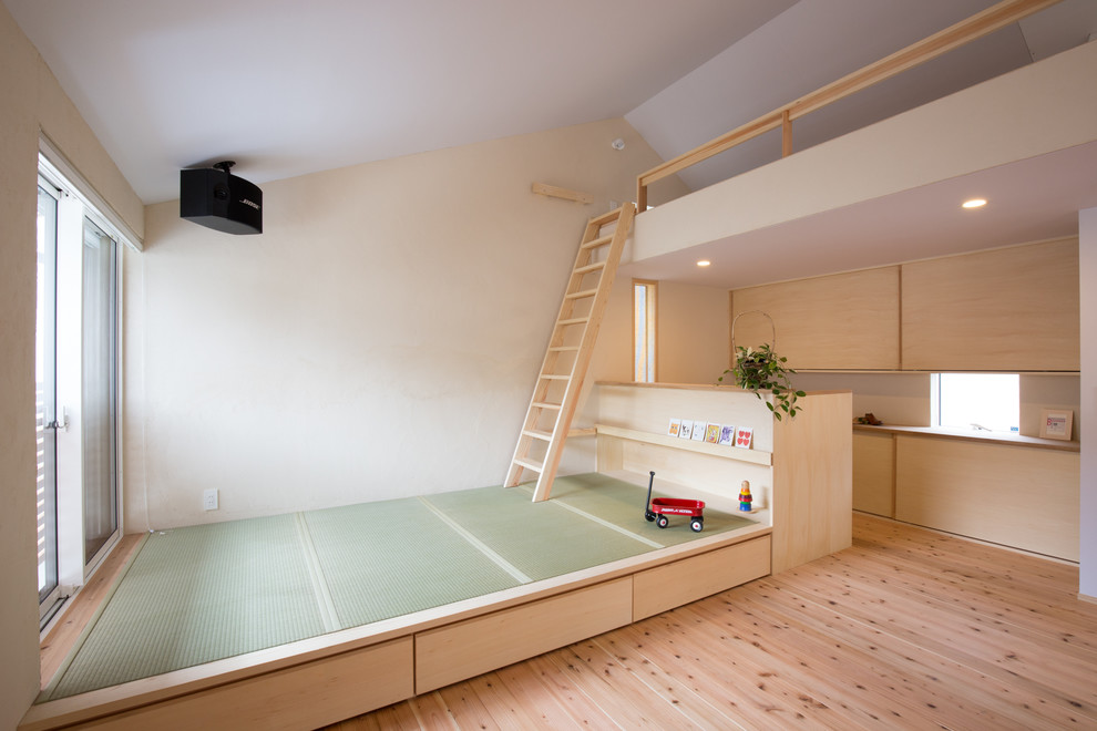 Modelo de sala de estar abierta de estilo zen con paredes blancas