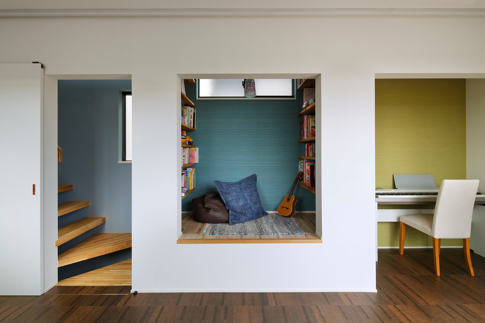 Modelo de sala de estar cerrada contemporánea de tamaño medio sin chimenea y televisor con suelo de madera oscura y paredes multicolor