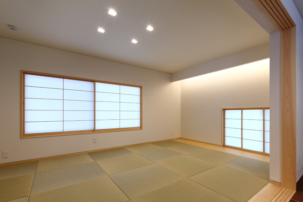 Idéer för att renovera ett stort orientaliskt allrum, med vita väggar, tatamigolv och grönt golv