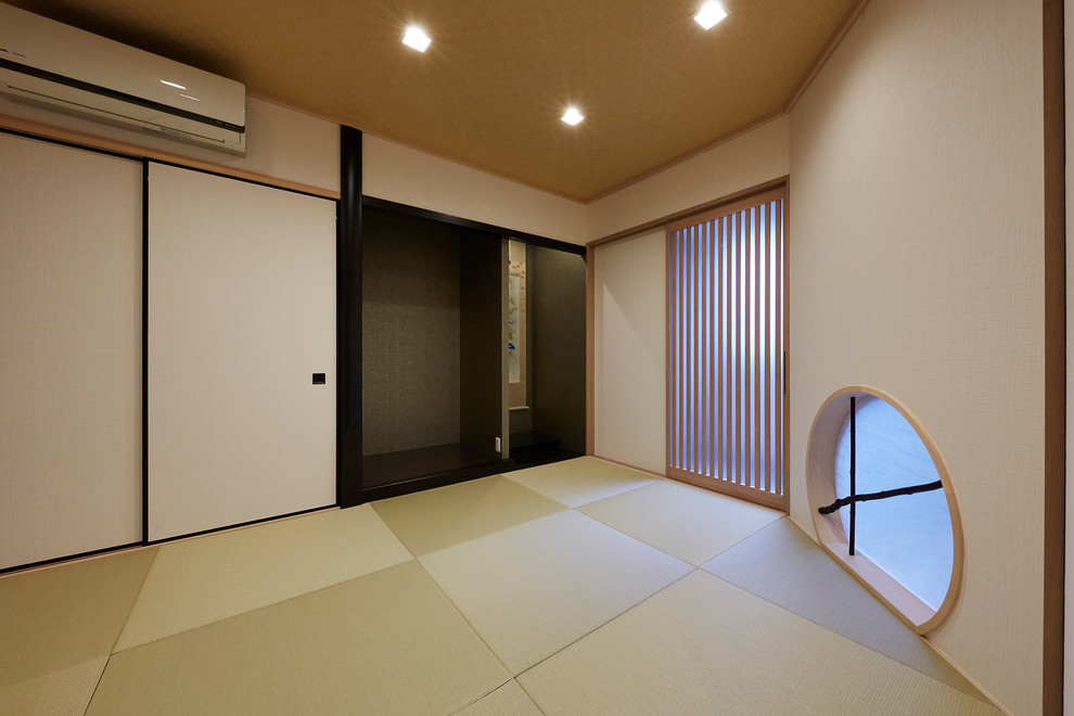 Inredning av ett modernt allrum, med tatamigolv och brunt golv