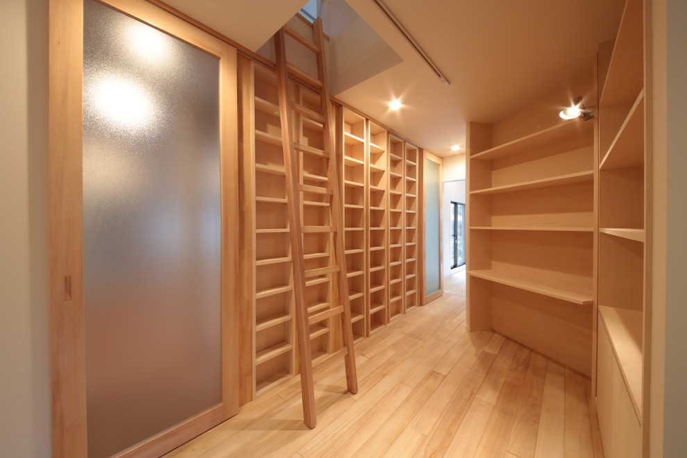 Mittelgroße, Fernseherlose Asiatische Bibliothek ohne Kamin mit weißer Wandfarbe, hellem Holzboden und beigem Boden in Sonstige