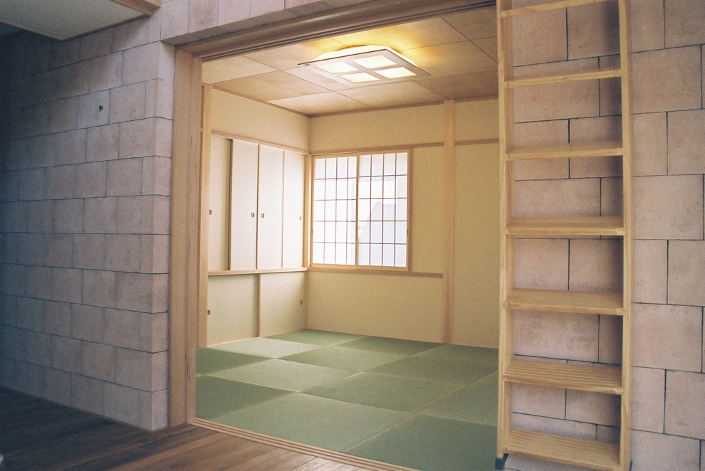Cette image montre une salle de séjour minimaliste avec un sol de tatami.