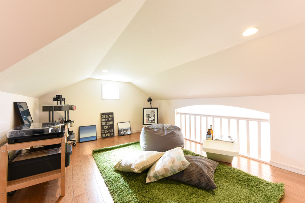 Ispirazione per un soggiorno shabby-chic style stile loft con pareti bianche, pavimento in legno massello medio e pavimento marrone