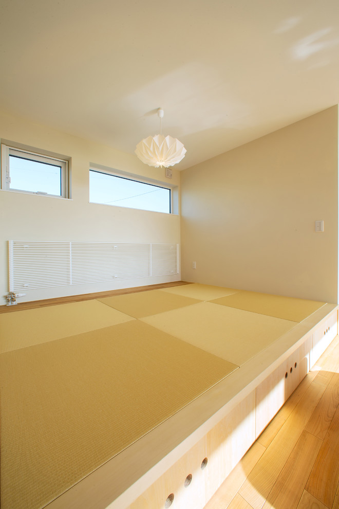 Modelo de sala de estar nórdica de tamaño medio sin televisor con paredes blancas y tatami