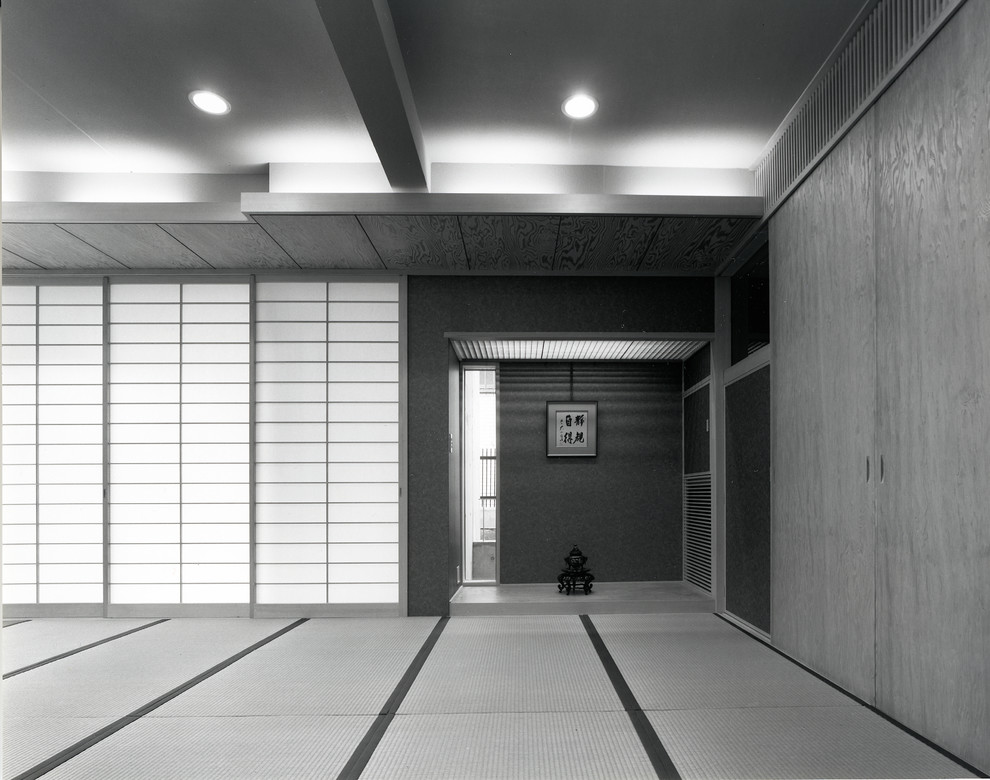 Großes, Fernseherloses Asiatisches Wohnzimmer ohne Kamin mit beiger Wandfarbe, Tatami-Boden, beigem Boden und verputzter Kaminumrandung in Tokio
