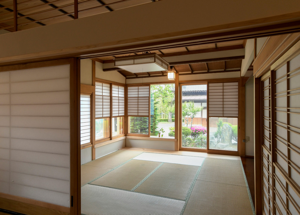 Klassisk inredning av ett allrum, med tatamigolv och beiget golv