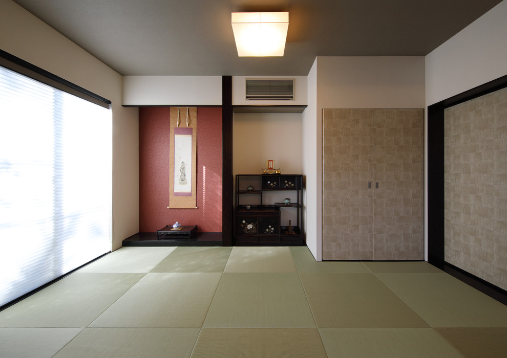 Immagine di un soggiorno etnico di medie dimensioni con pareti bianche, pavimento in tatami e pavimento verde