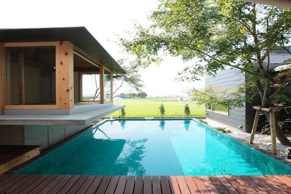 Imagen de piscina de estilo zen rectangular en patio