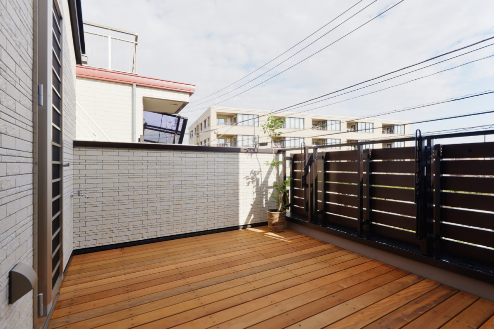 Modelo de terraza moderna con barandilla de metal
