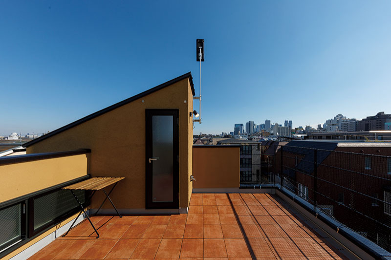 Cette image montre un petit balcon minimaliste avec aucune couverture et un garde-corps en métal.