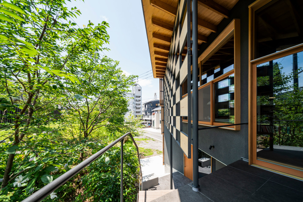 Idée de décoration pour un balcon asiatique avec des solutions pour vis-à-vis, une extension de toiture et un garde-corps en métal.