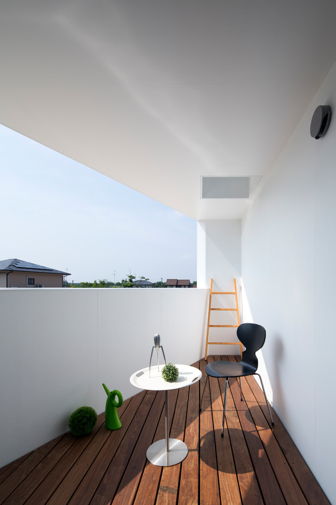 Идея дизайна: маленький балкон и лоджия в современном стиле с навесом и перегородкой для приватности для на участке и в саду