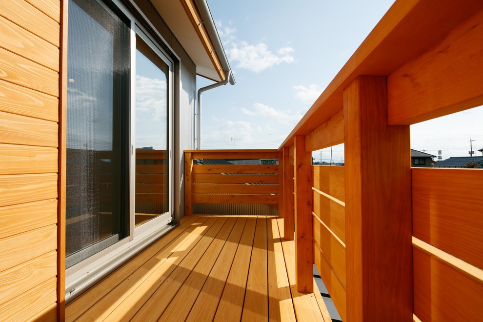 Стильный дизайн: балкон и лоджия среднего размера с деревянными перилами без защиты от солнца - последний тренд