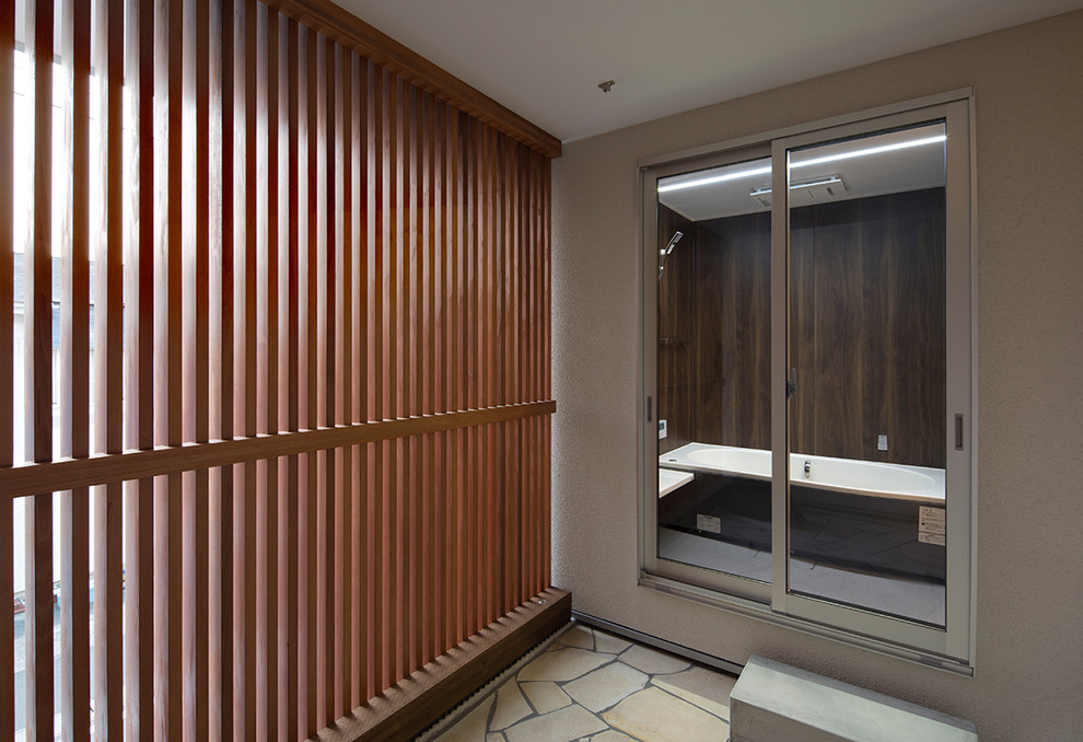 Идея дизайна: маленький балкон и лоджия в стиле модернизм с навесом и деревянными перилами для на участке и в саду