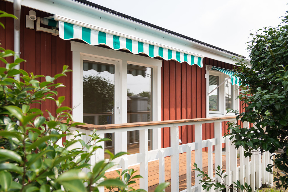 Пример оригинального дизайна: маленький балкон и лоджия в скандинавском стиле с козырьком и деревянными перилами для на участке и в саду