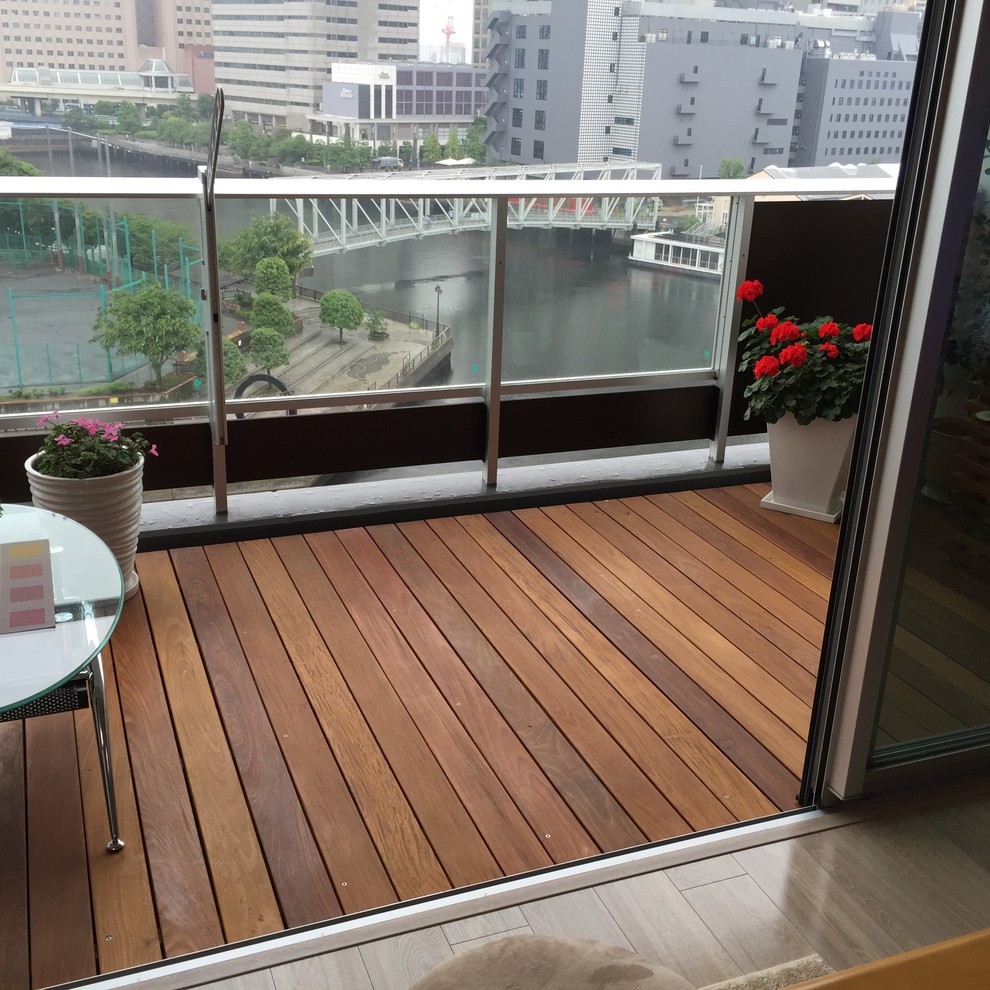 This is an example of a contemporary balcony in Tokyo.