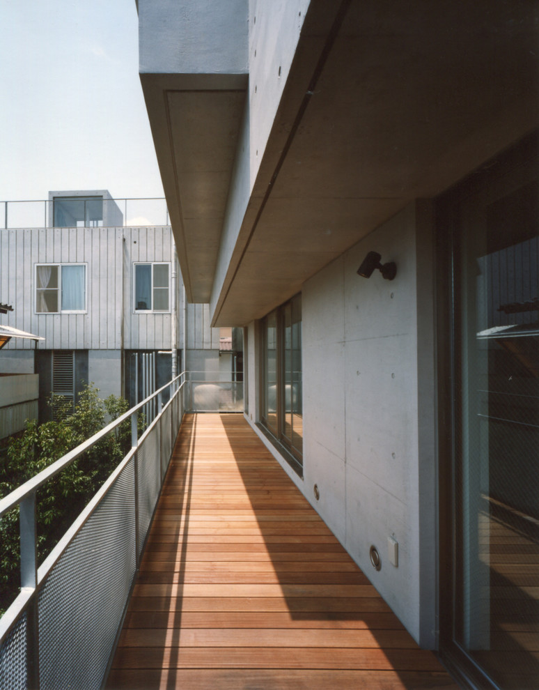 Источник вдохновения для домашнего уюта: большой балкон и лоджия в стиле модернизм с навесом и металлическими перилами