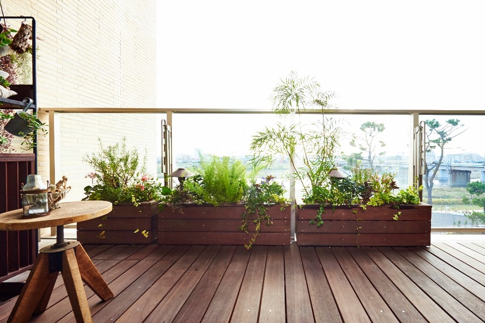 Источник вдохновения для домашнего уюта: балкон и лоджия в стиле рустика с растениями в контейнерах