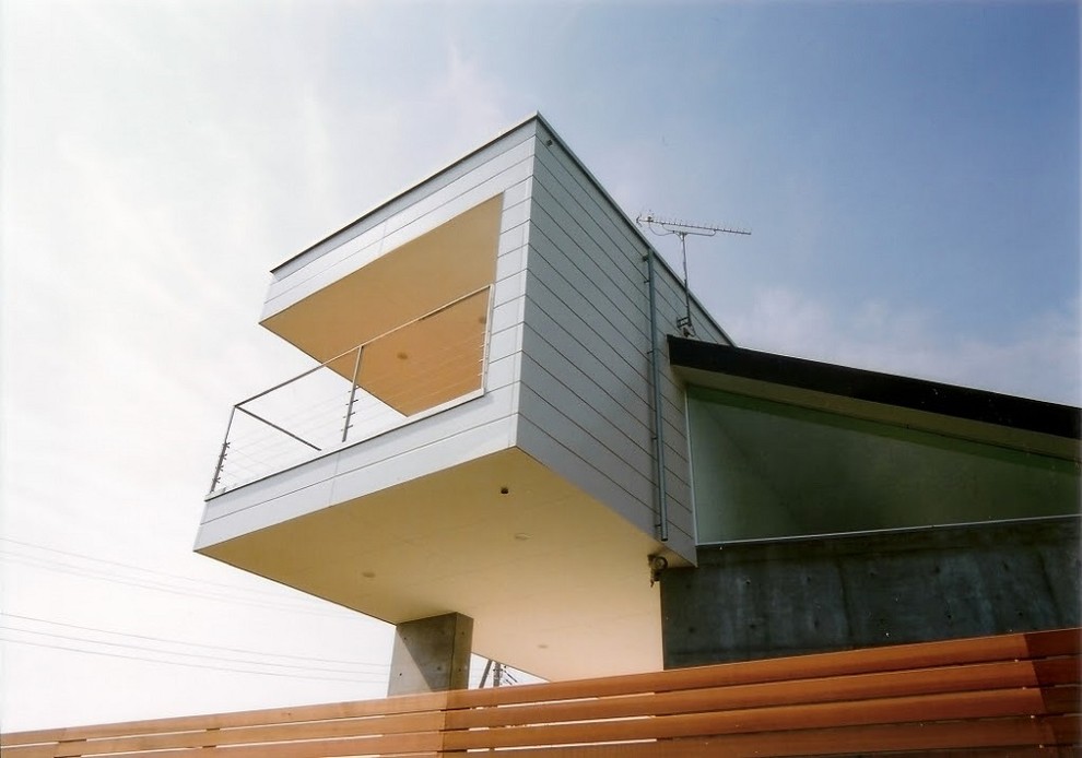 Example of a beach style balcony design