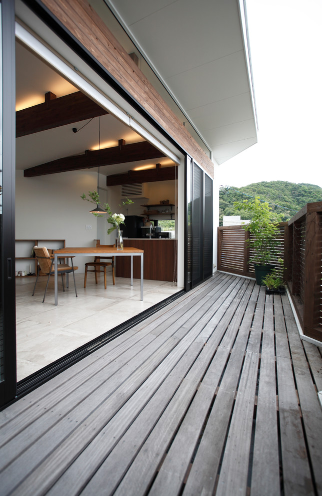 Источник вдохновения для домашнего уюта: балкон и лоджия в стиле модернизм с перегородкой для приватности