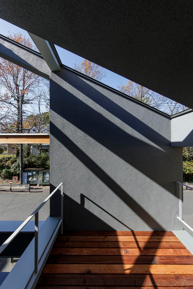 Ispirazione per un piccolo privacy sul balcone minimalista con un tetto a sbalzo e parapetto in metallo