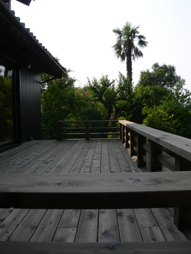 Asiatischer Balkon mit Holzgeländer in Nagoya