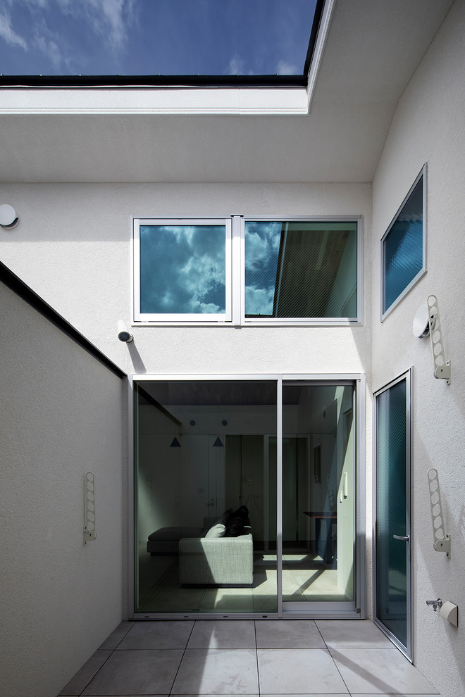 Свежая идея для дизайна: балкон и лоджия среднего размера в стиле модернизм с навесом - отличное фото интерьера