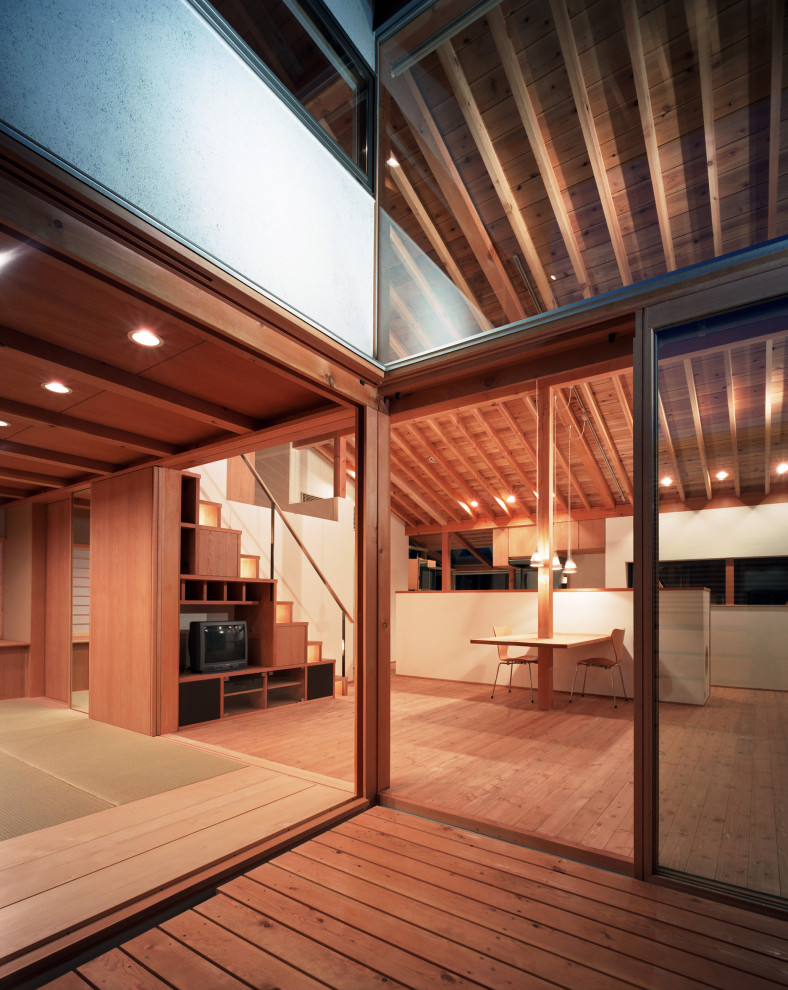 Источник вдохновения для домашнего уюта: балкон и лоджия среднего размера в стиле модернизм с перегородкой для приватности, навесом и металлическими перилами