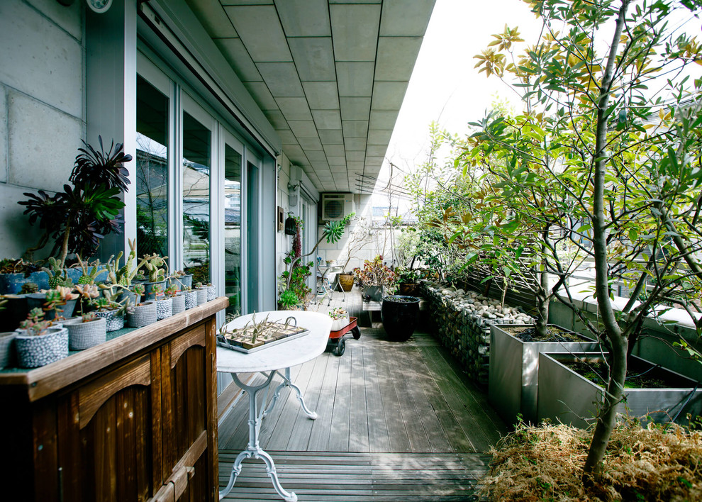This is an example of a world-inspired balcony in Tokyo with a roof extension.