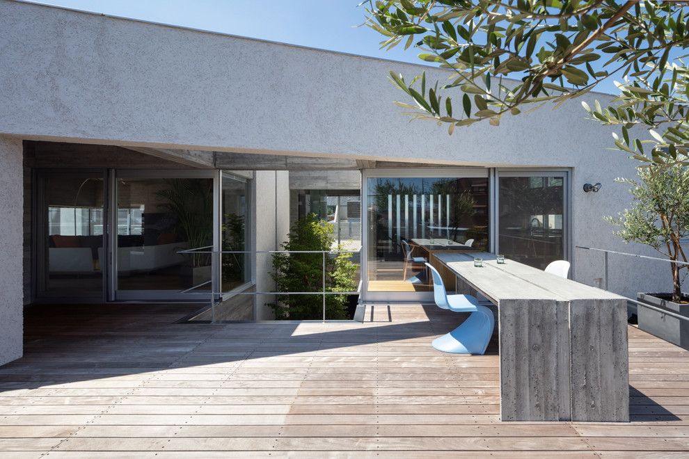 Imagen de balcones minimalista sin cubierta con barandilla de metal