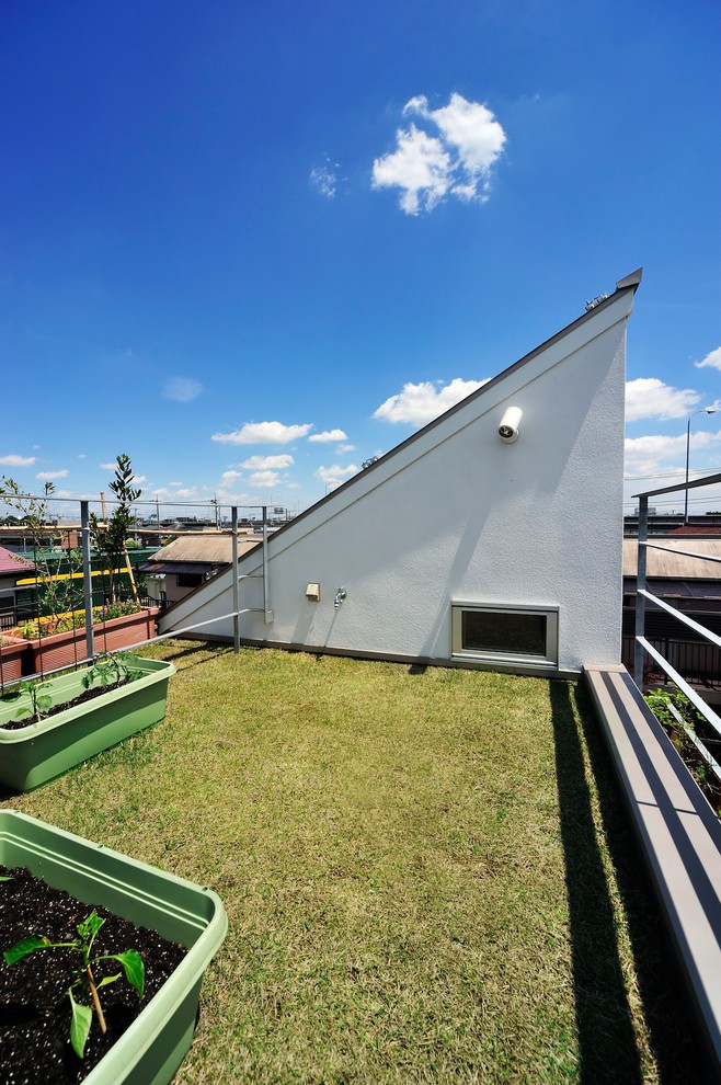 Mittelgroßer, Unbedeckter Moderner Balkon mit Kübelpflanzen und Stahlgeländer in Tokio Peripherie