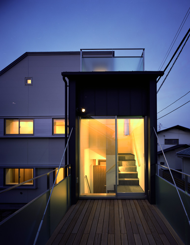 Imagen de balcones minimalista de tamaño medio sin cubierta con barandilla de metal