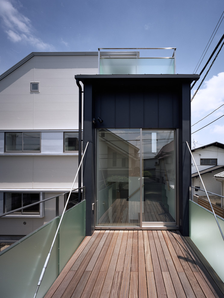 Mittelgroßer, Unbedeckter Moderner Balkon mit Stahlgeländer in Tokio