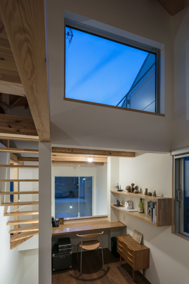 Kleiner Moderner Balkon mit Stahlgeländer in Fukuoka